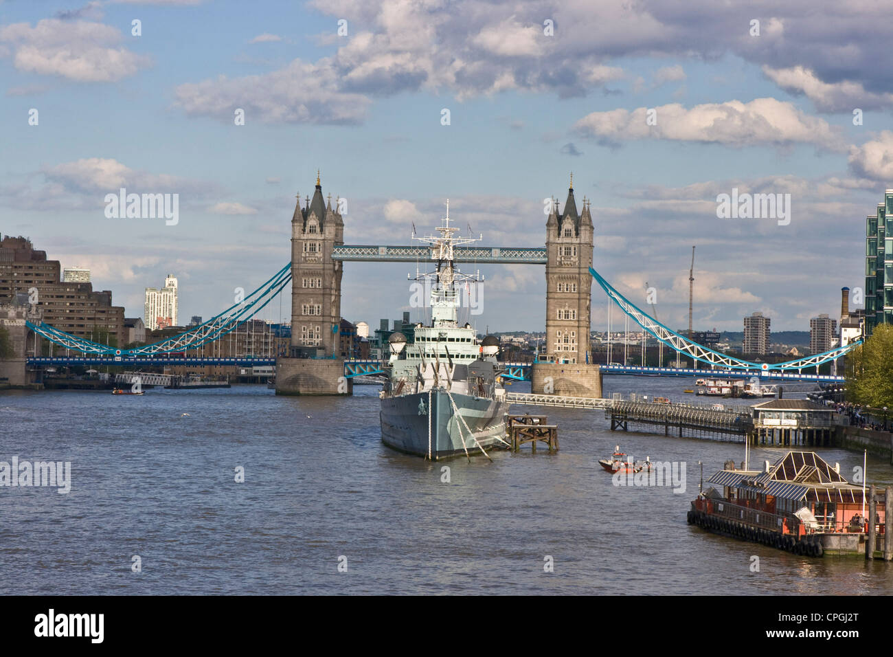 Panorama vista Voir scène de Tamise avec grade 1 énumérés le Tower Bridge et HMS Belfast navire musée Londres Angleterre Europe Banque D'Images