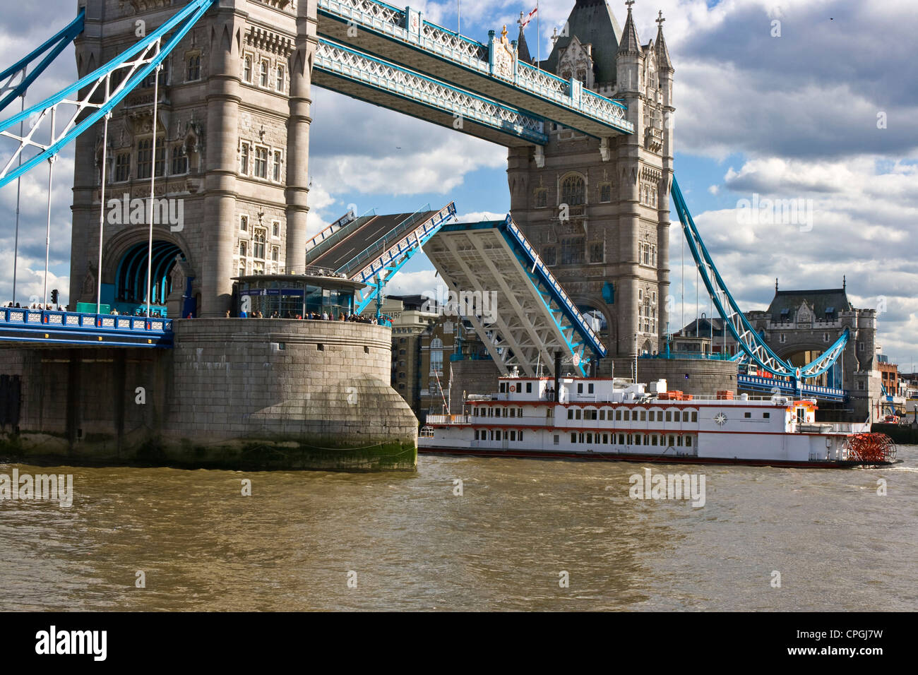 Vacancier touristiques river cruiser bateau à vapeur passant sous ouvrir 1 e année énumérés le Tower Bridge Londres Angleterre Europe Banque D'Images