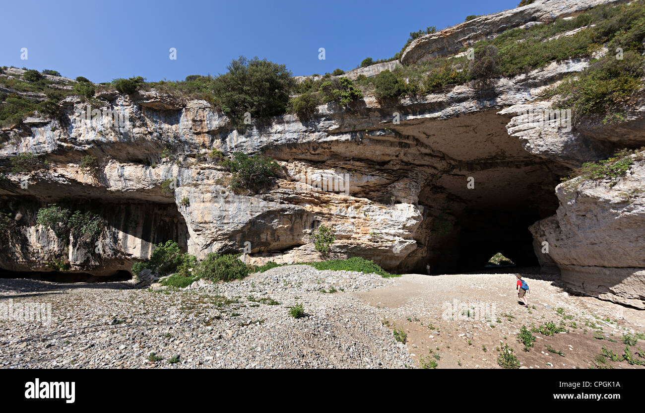 Lit de rivière à sec dans la Gorge de Brian avec une entrée de la grotte au-dessous de Minerve, Herault, Languedoc, France Banque D'Images
