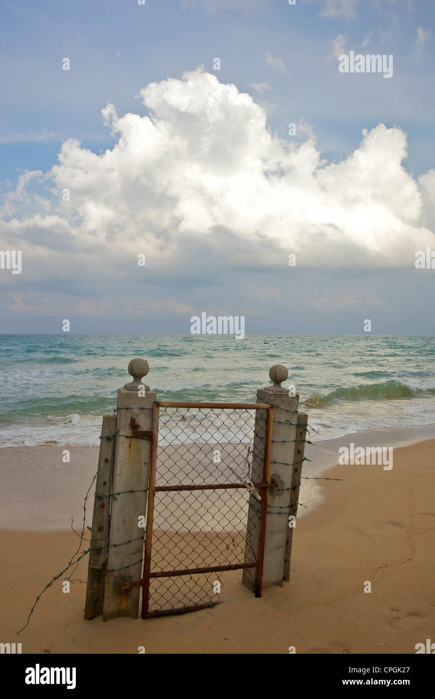 Gate à la plage, à Nilaveli, Trincomalee, Sri Lanka, Asie Banque D'Images
