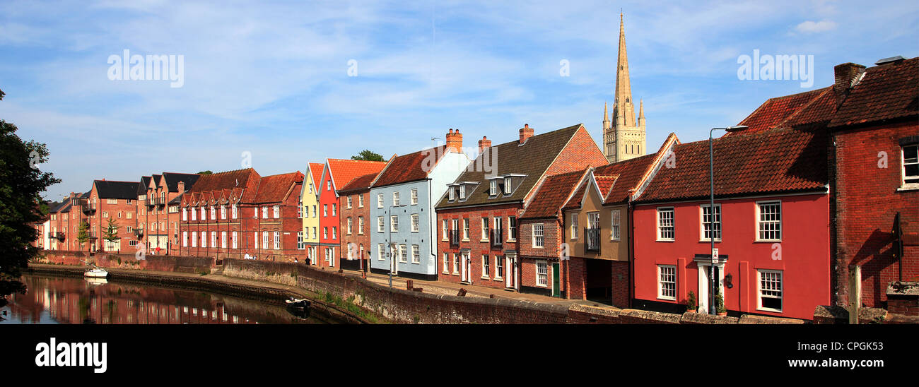 La rivière Wensum quayside et la flèche de la cathédrale de Norwich, Norfolk, Angleterre,, Banque D'Images