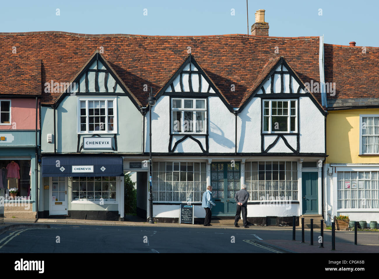 Maisons colorées Theatre Street Market Hill Woodbridge Suffolk en Angleterre. Banque D'Images
