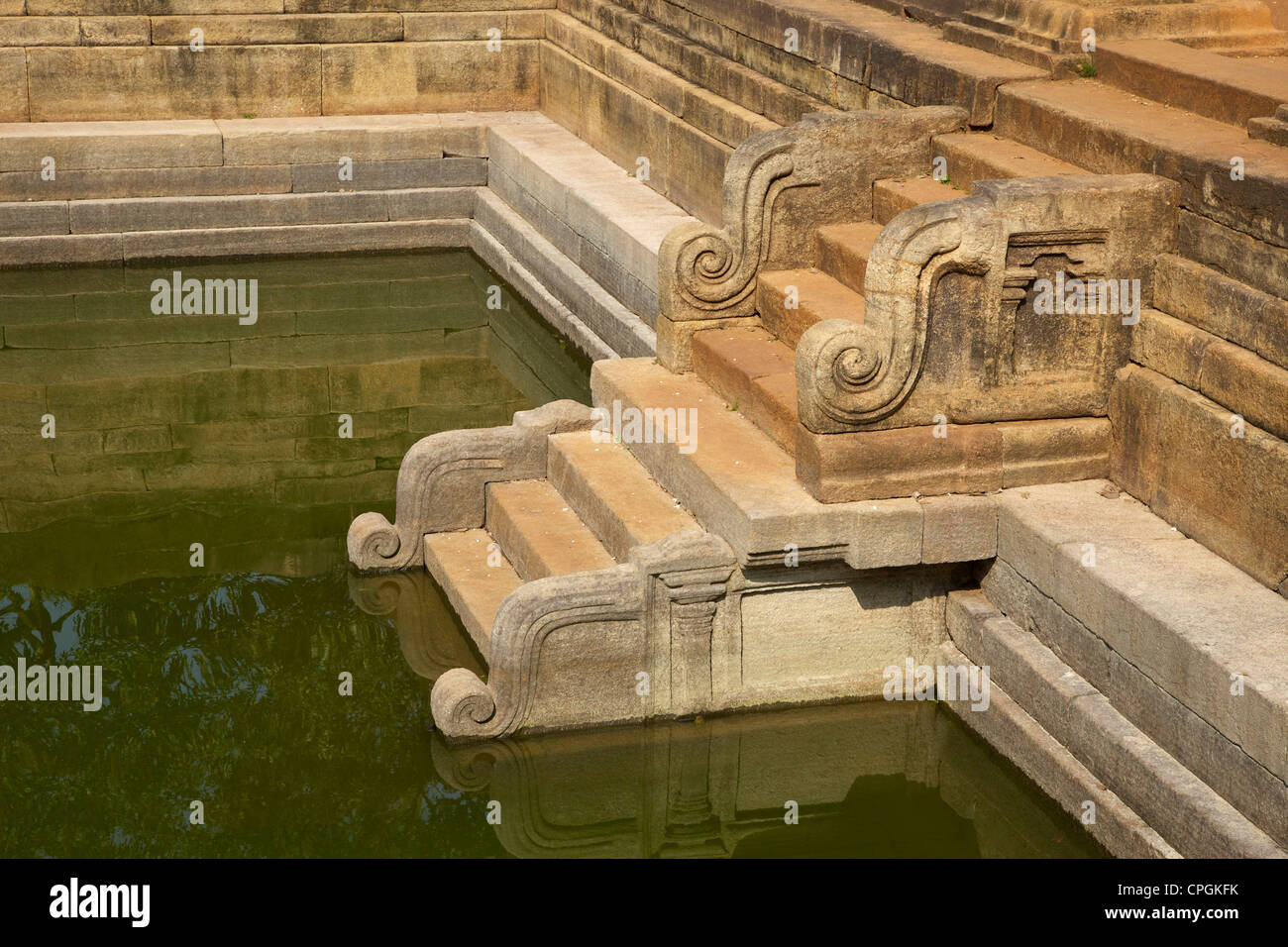 Étapes de l'Étangs, lits jumeaux Kuttam Pokuna, Abhayagiri complexe, UNESCO World Heritage Site, Anuradhapura, Sri Lanka, Asie Banque D'Images