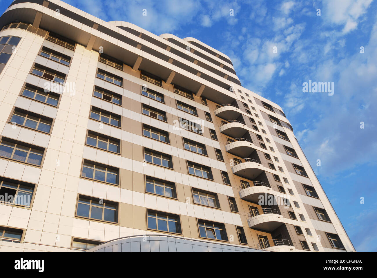 Big block tenement house against blue sky Banque D'Images
