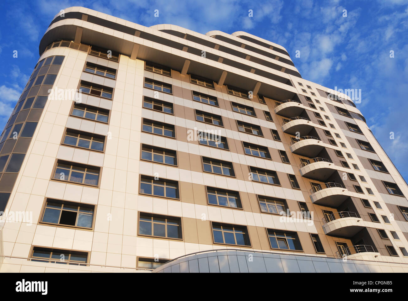 Big block tenement house against blue sky Banque D'Images