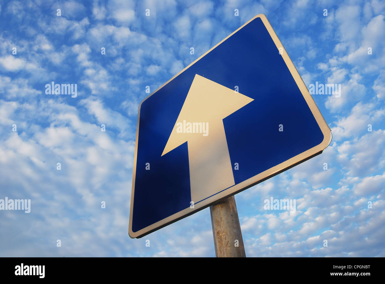 One way sign sous ciel bleu Banque D'Images