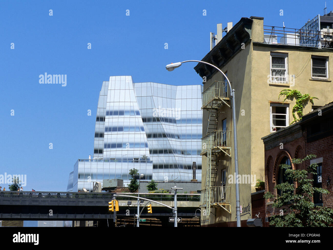 High Line Park. Chelsea, New York. IAC Building depuis la rue. Gratte-ciel Lower Manhattan à New York. Frank Gehry architecte. Banque D'Images