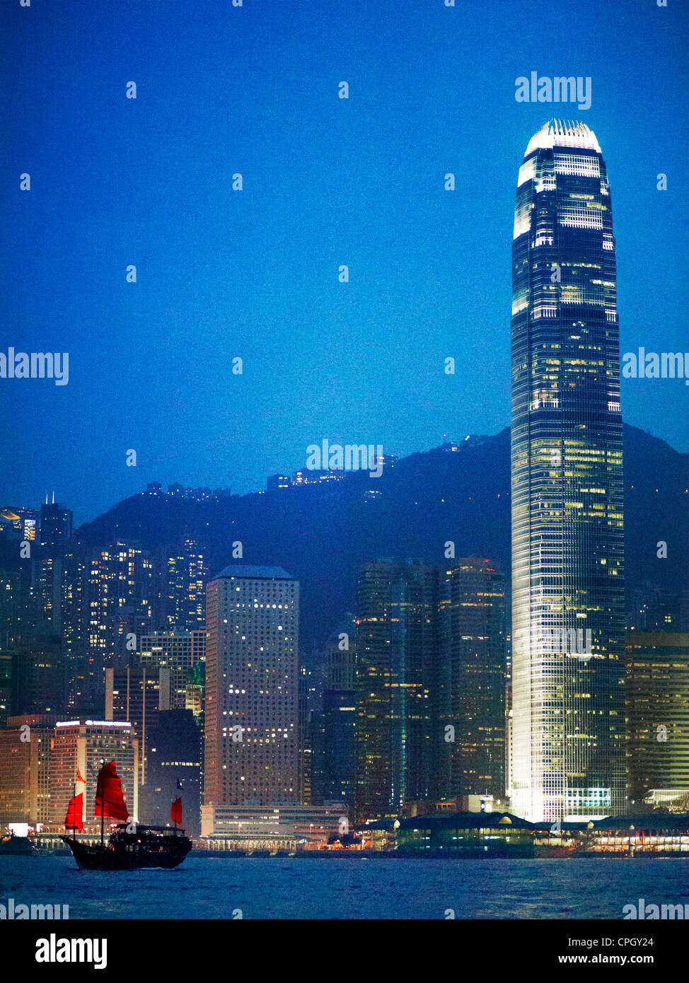 Un ancien style de Hong Kong Junk bateau navigue dans le port de Victoria à Hong Kong la nuit. Banque D'Images