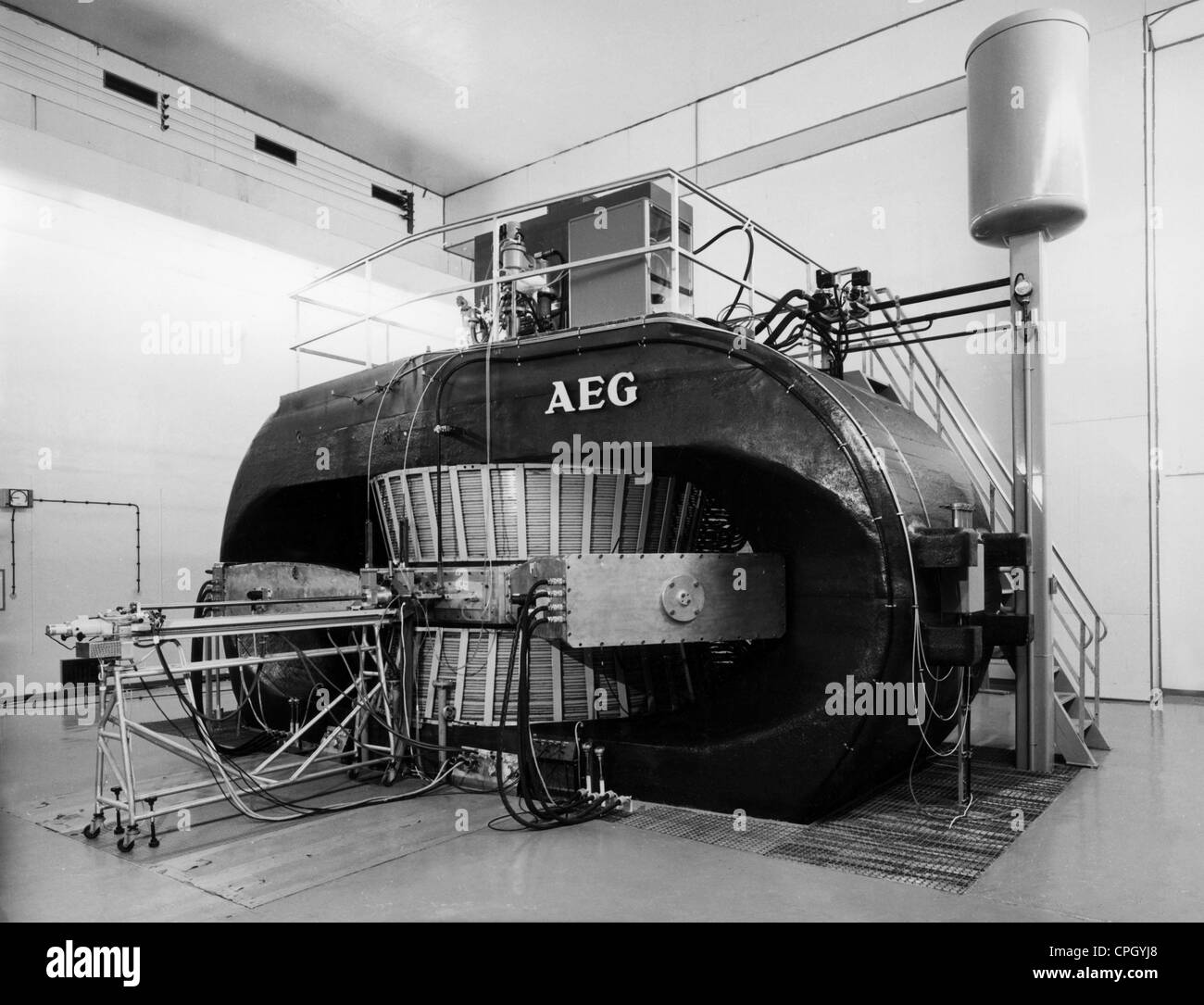 Science, physique nucléaire, isochrone relativiste Cyclotrone d'AEG Telefunken, centre de rélocation nucléaire Grosswelzheim, Bavière, Allemagne de l'Ouest, 1962, droits additionnels-Clearences-non disponible Banque D'Images
