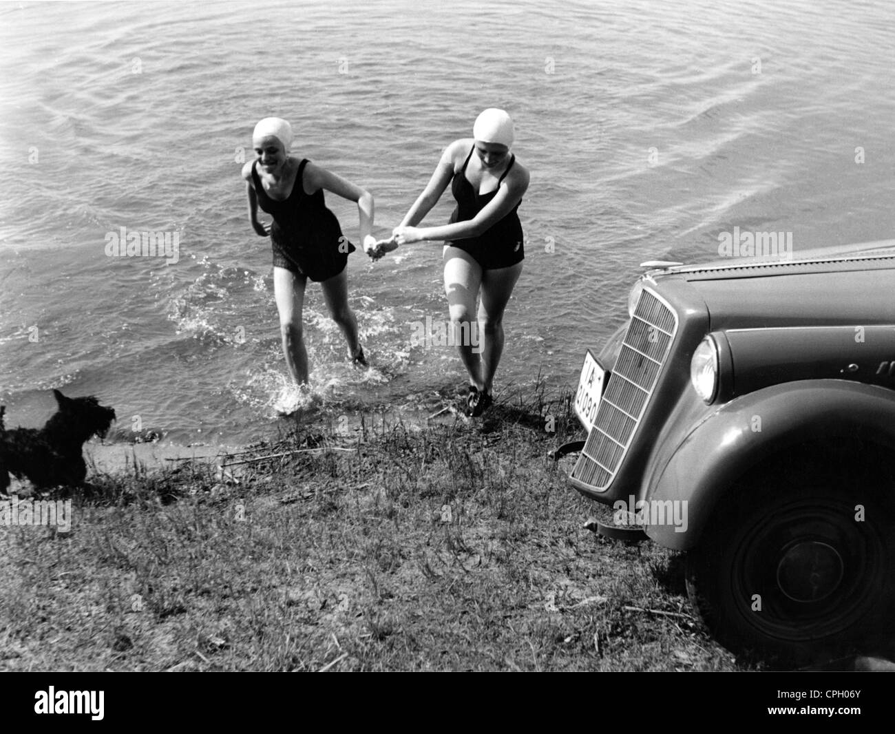 Baignade, bain en plein air, deux jeunes femmes dans un lac, Allemagne, fin des années 1930, , droits additionnels-Clearences-non disponible Banque D'Images