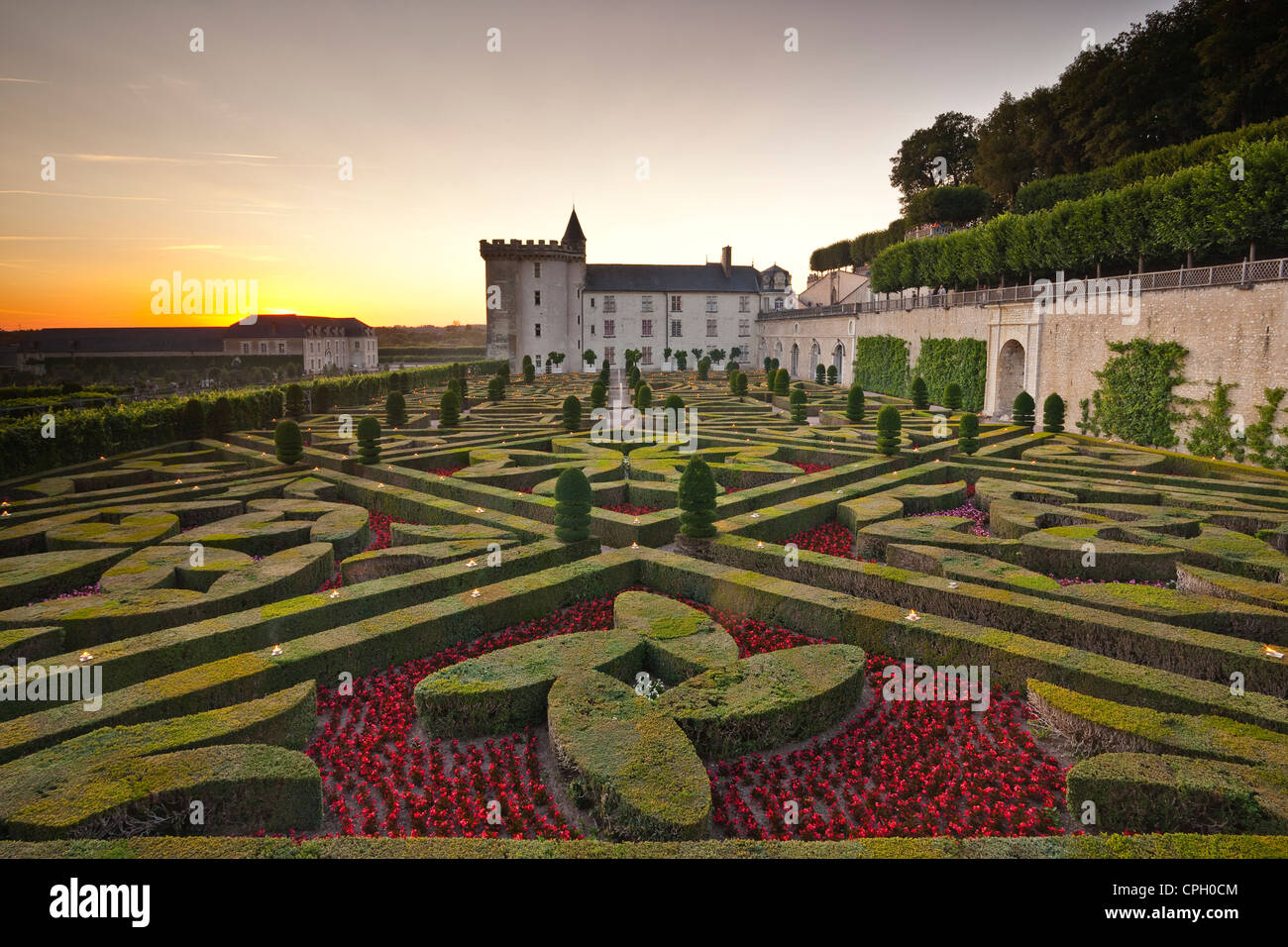 Le château et jardins de Villandry dans l'historique vallée de la Loire au coucher du soleil. Banque D'Images