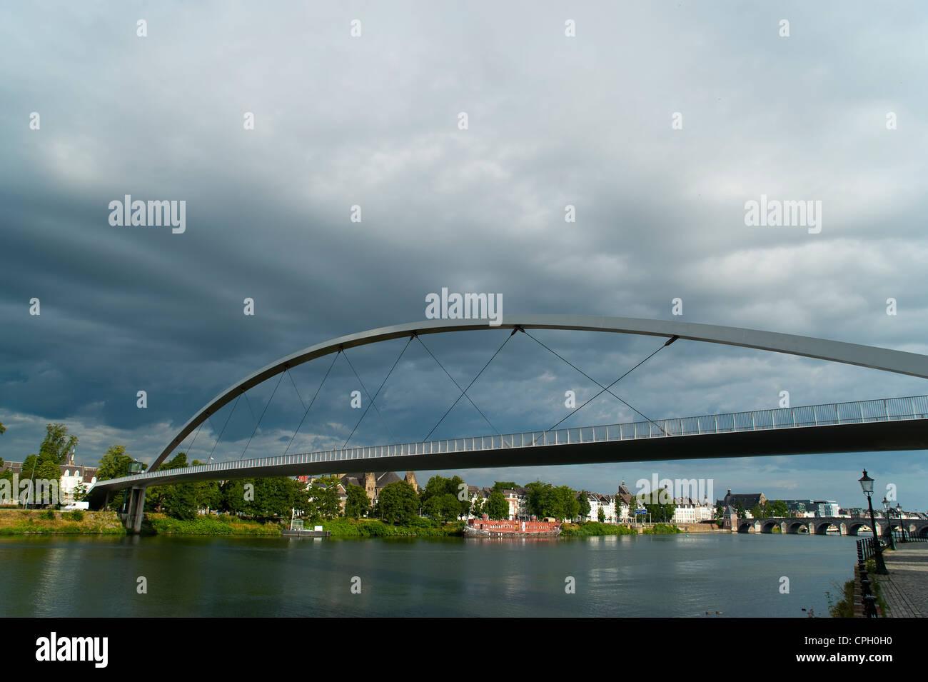 'Hoger Brug' (pont supérieur) au bord de la Meuse, Maastricht, Limburg, les Pays-Bas, l'Europe. Banque D'Images