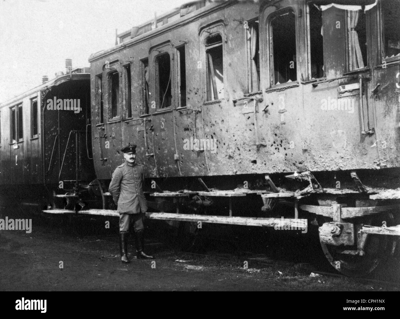 Evénements, première Guerre mondiale / première Guerre mondiale, Front occidental, 1915 - 1918, chariot de chemin de fer allemand endommagé par un tir d'artillerie sur une gare derrière le front, France, 18.3.1916, voiture, détruit, 1910, 10, 20e siècle, historique, historique, historique, destruction, soldat, officier, Allemagne, militaire, Empire allemand, Reich, uniforme, uniformes, dégâts, peuple, droits supplémentaires-Clearences-pas disponible Banque D'Images