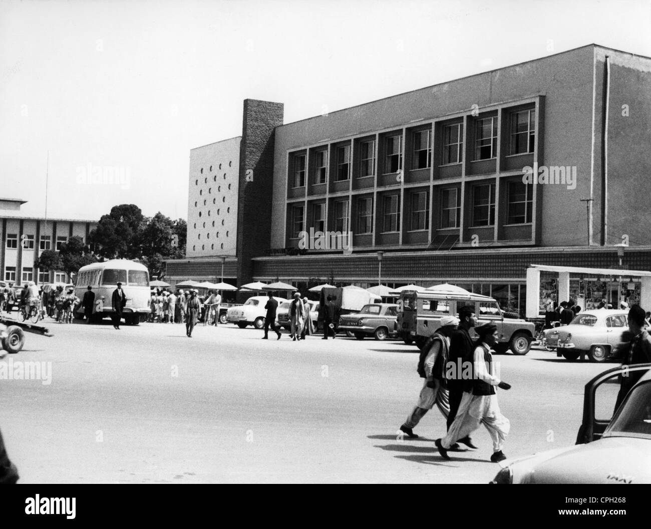 Géographie / Voyage, Afghanistan, Kabol, bâtiment, Kyber hôtel, vue extérieure, années 1960, 60s, 20e siècle, historique, historique, Asie, Moyen-Orient, parking, parking, parkings, scène de rue, scènes de rue, piéton, piétons, passant, passant, passants, passants, passants, bâtiment, bâtiments, architecture, Kyberhotel, Kyper, Clearances, Clearhotel, personnes supplémentaires non disponibles Banque D'Images