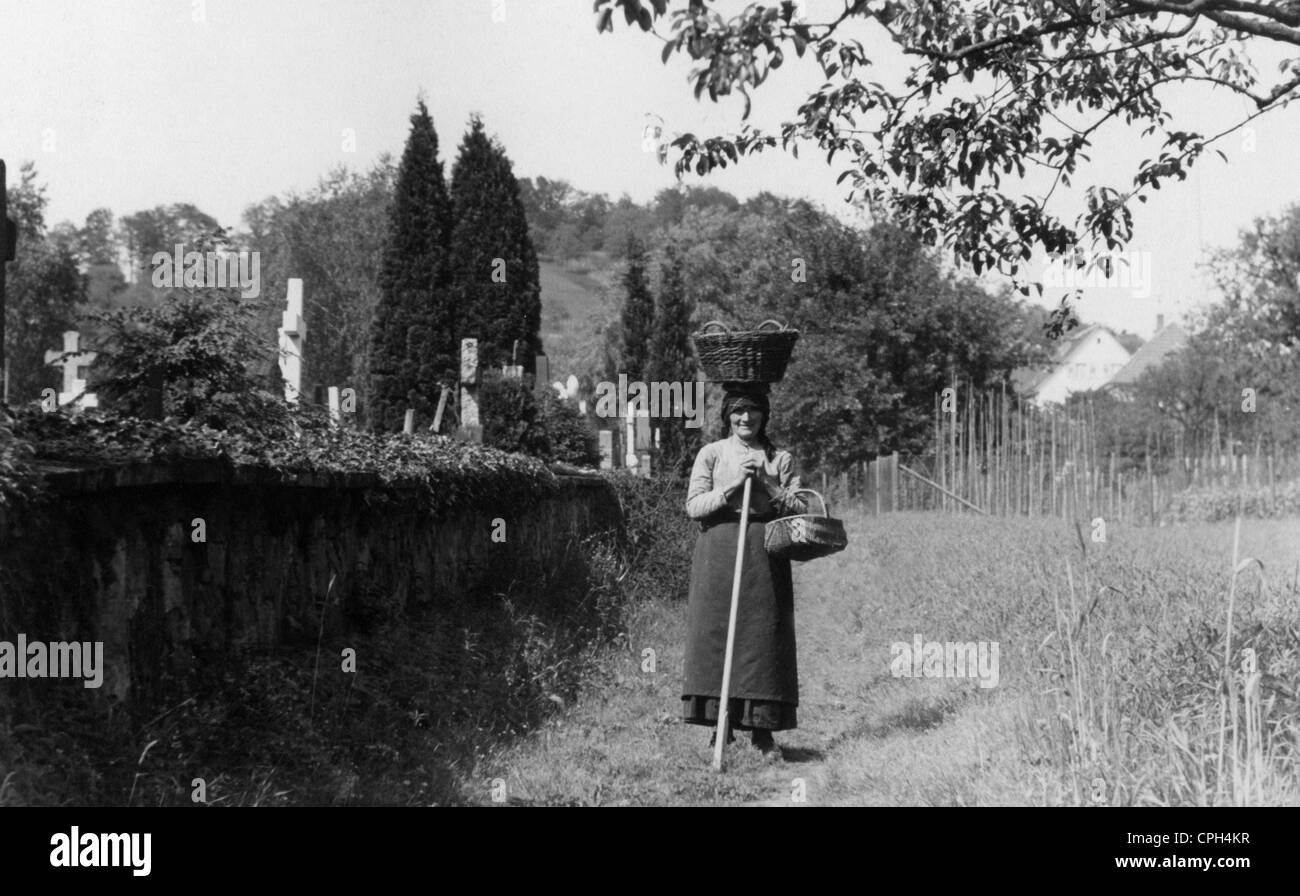 Géographie / Voyage, Allemagne, Bade-Wurtemberg, peuple, vieille femme portant un panier sur sa tête, près de Gengenbach, Forêt Noire, vers 1930, droits additionnels-Clearences-non disponible Banque D'Images