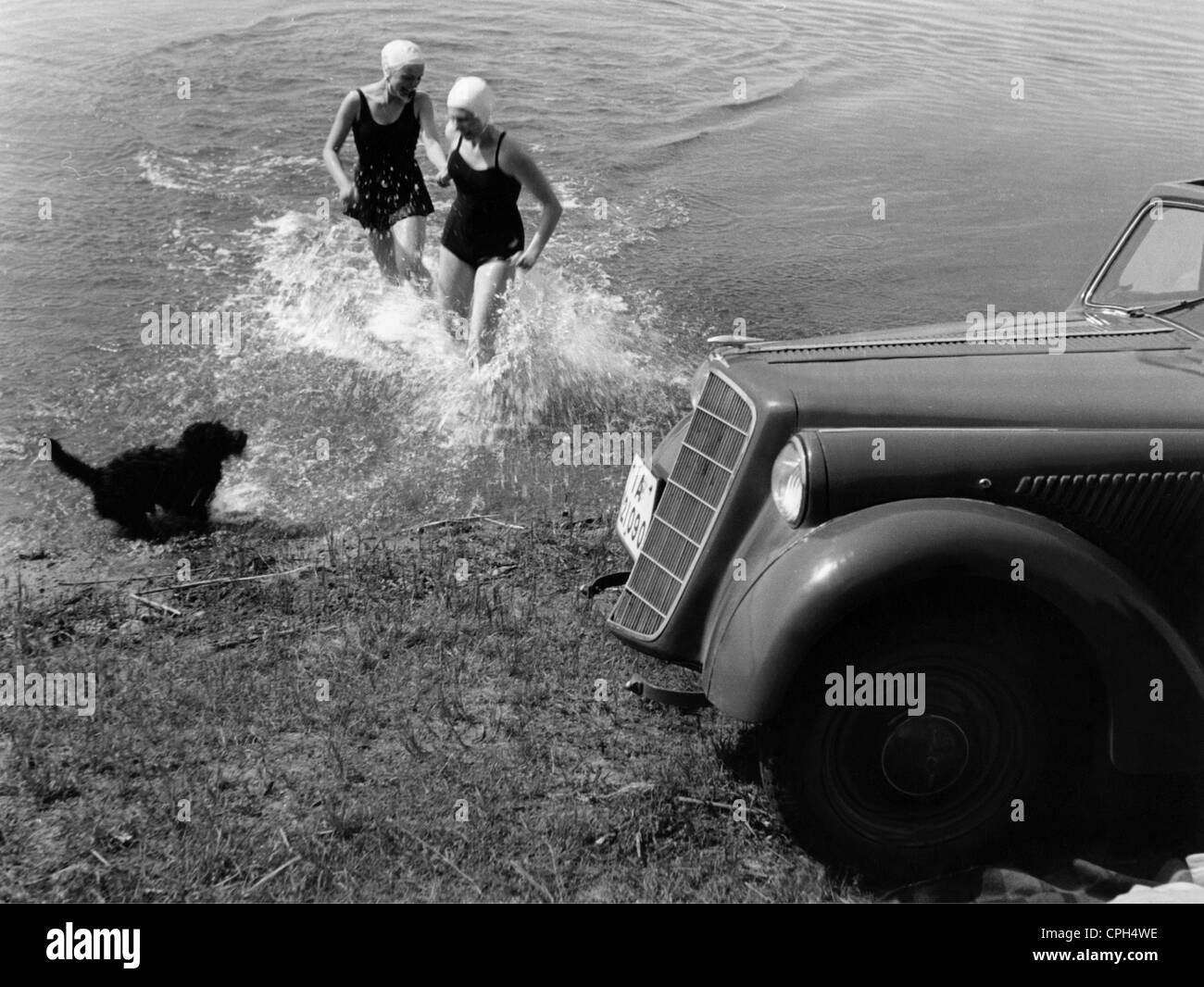 Bain, bain à ciel ouvert, deux jeunes femmes dans un lac, Allemagne, fin des années 1930, droits additionnels-Clearences-non disponible Banque D'Images