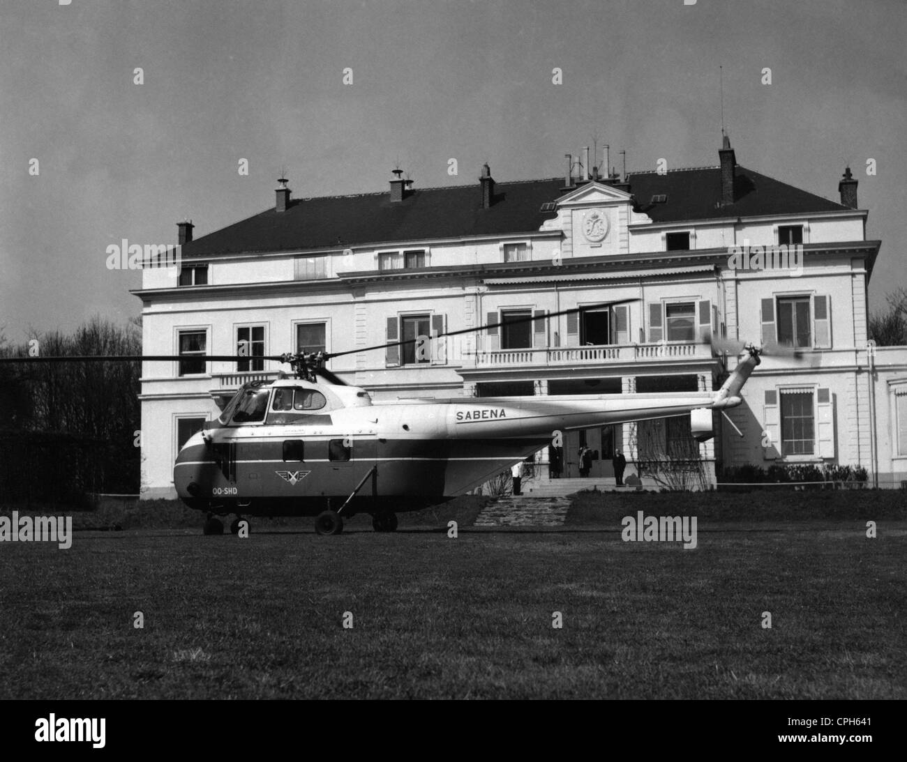 Géographie / Voyage, Belgique, Bruxelles, Palais Stuyvenberg, vue extérieure, entrée principale, années 1950, devant un hélicoptère Sikorsky de Sabena, droits additionnels-Clearences-non disponible Banque D'Images Géographie / Voyage, Belgique, Bruxelles, Palais Stuyvenberg, vue extérieure, entrée principale, années 1950, devant un hélicoptère Sikorsky de Sabena, droits additionnels-Clearences-non disponible Banque D'Images