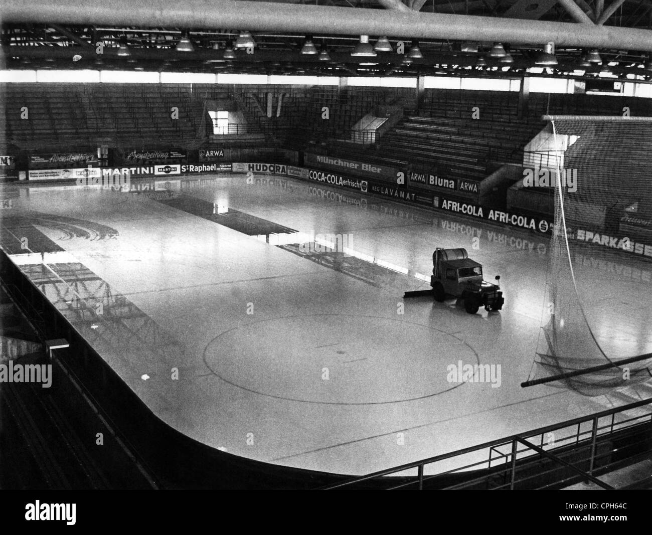 Géographie / Voyage, Allemagne, Munich, zone olympique, stade olympique de glace, vue intérieure, machine à polir la glace, février 1972, droits supplémentaires-Clearences-non disponible Banque D'Images