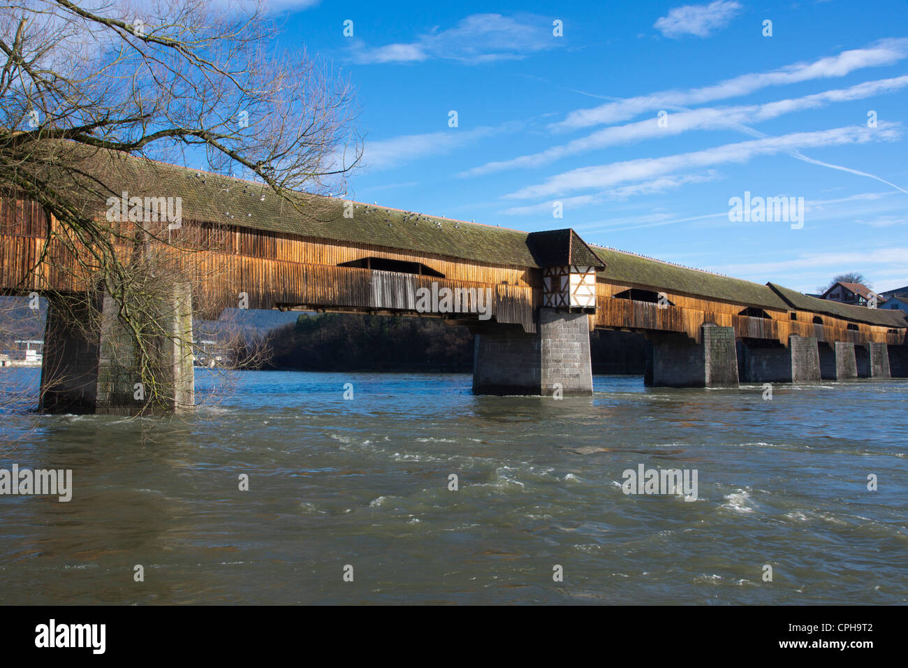 Pont en bois couvert traversant le Rhin près de Waldshut district de Bad Säckingen Forêt Noire Allemagne Bade-Wurtemberg Banque D'Images