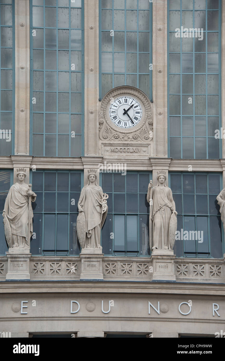 Réveil Station et statues, Gare du Nord, Paris, France Banque D'Images