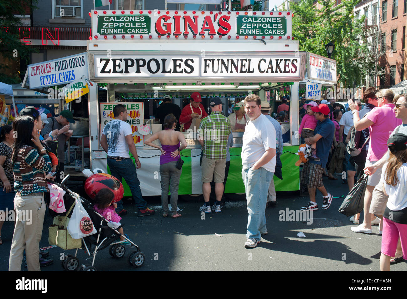 Un stand vendant des aliments ethniques italienne à la 9e Avenue Food Festival à New York Banque D'Images