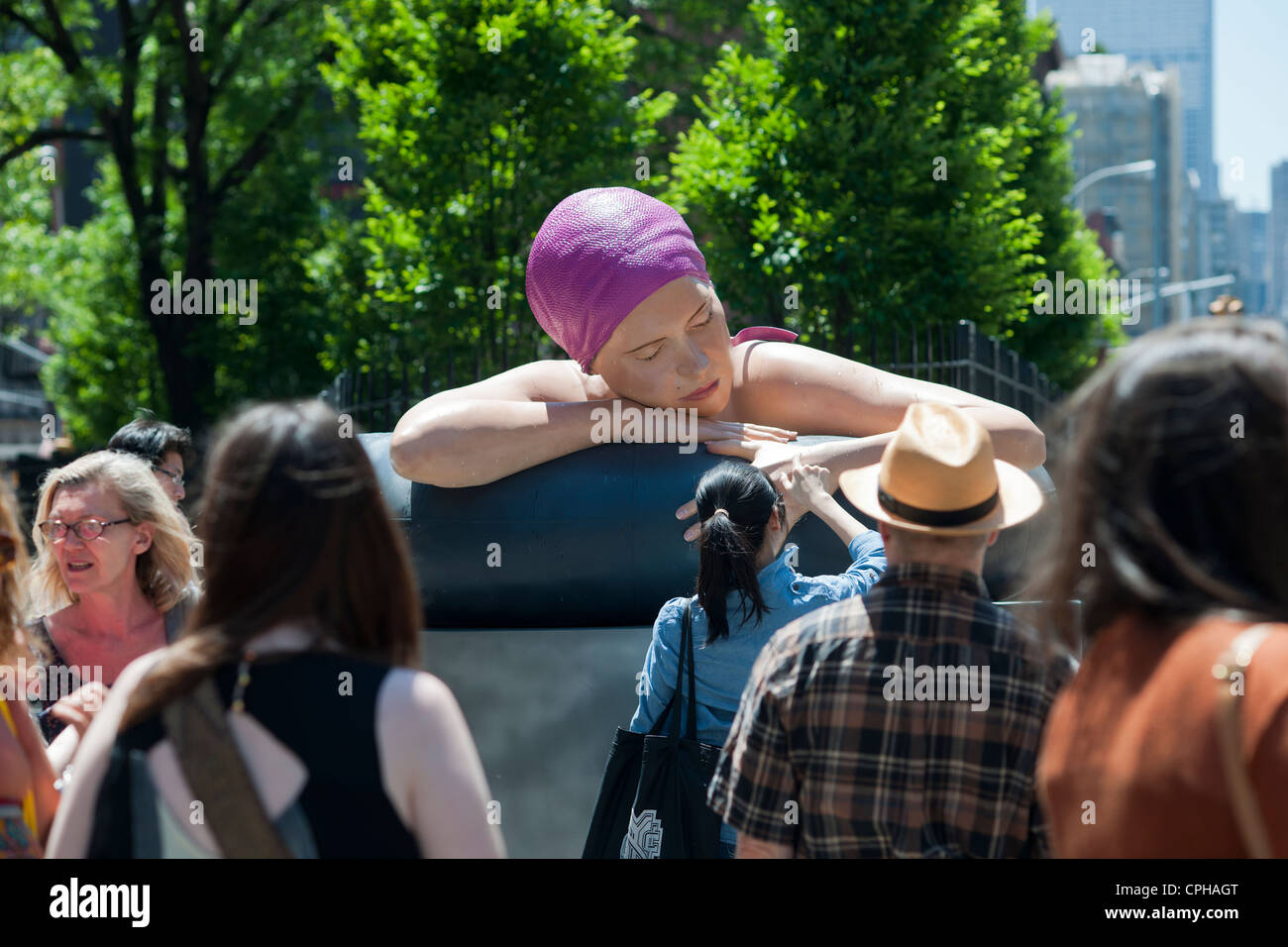 'SURVIE de Serena', une sculpture monumentale de l'artiste Carole Feuerman est dévoilé dans Soho à New York Banque D'Images