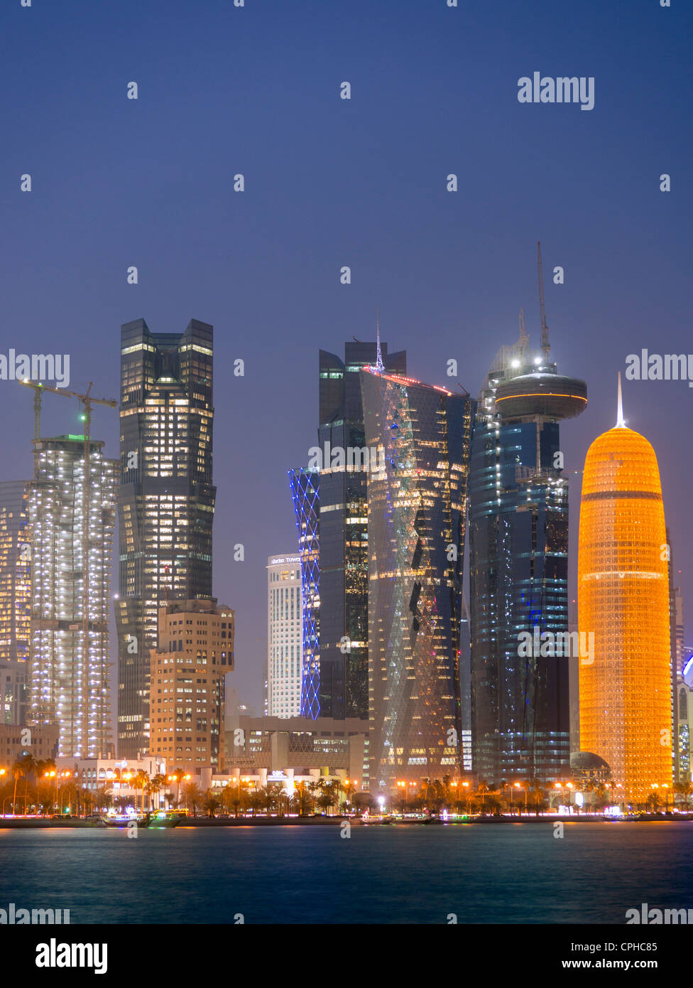 Soir vue sur les gratte-ciel modernes de nuit sur la Corniche au nouveau quartier des affaires de Doha au Qatar Banque D'Images