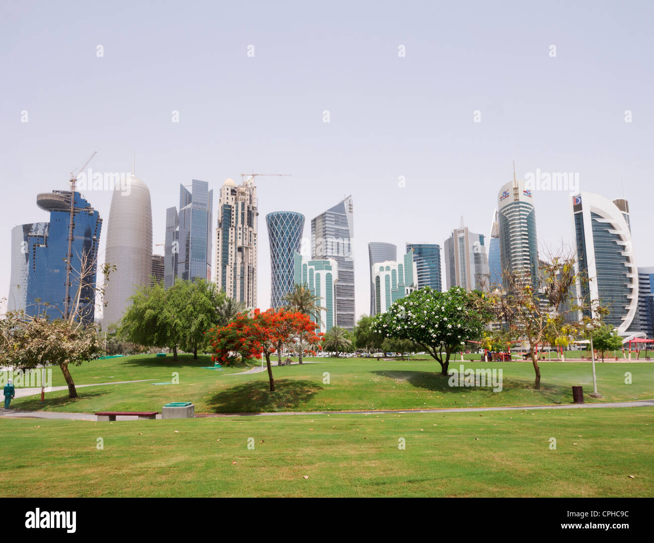 Vue sur les gratte-ciel modernes sur la Corniche au nouveau quartier des affaires de Doha au Qatar Banque D'Images