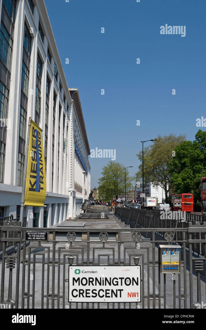 Nom de rue signe pour mornington Crescent, Camden, Londres, Angleterre, avec grand Londres chambre directement en avant sur le côté gauche Banque D'Images