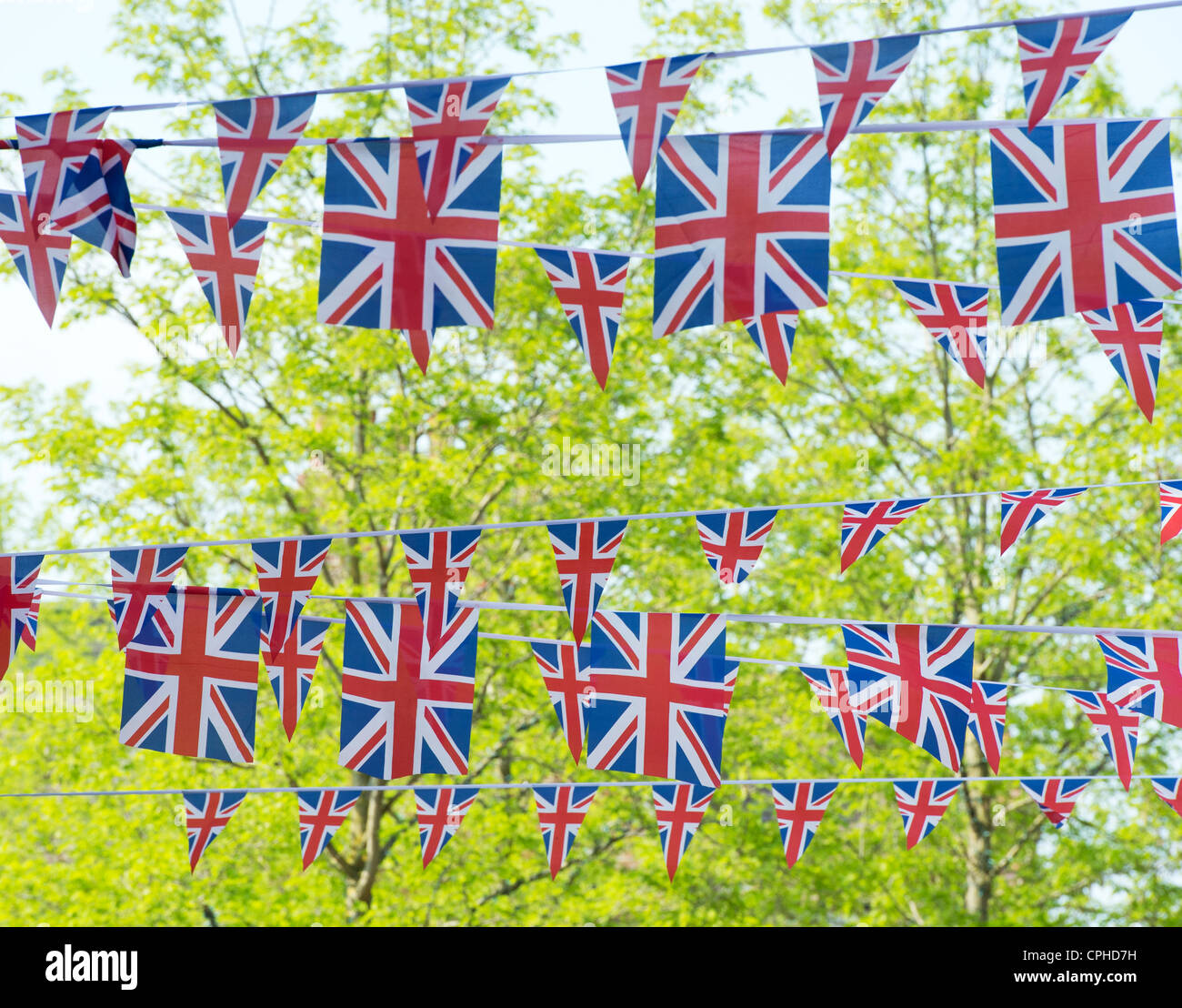 Union Jack flag bunting en face du soleil, arbres Banque D'Images