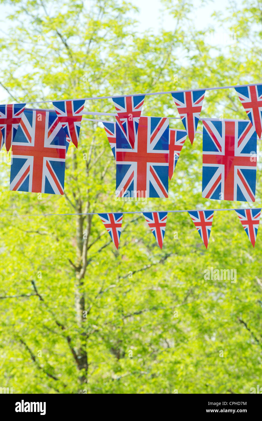 Union Jack flag bunting en face du soleil, arbres Banque D'Images