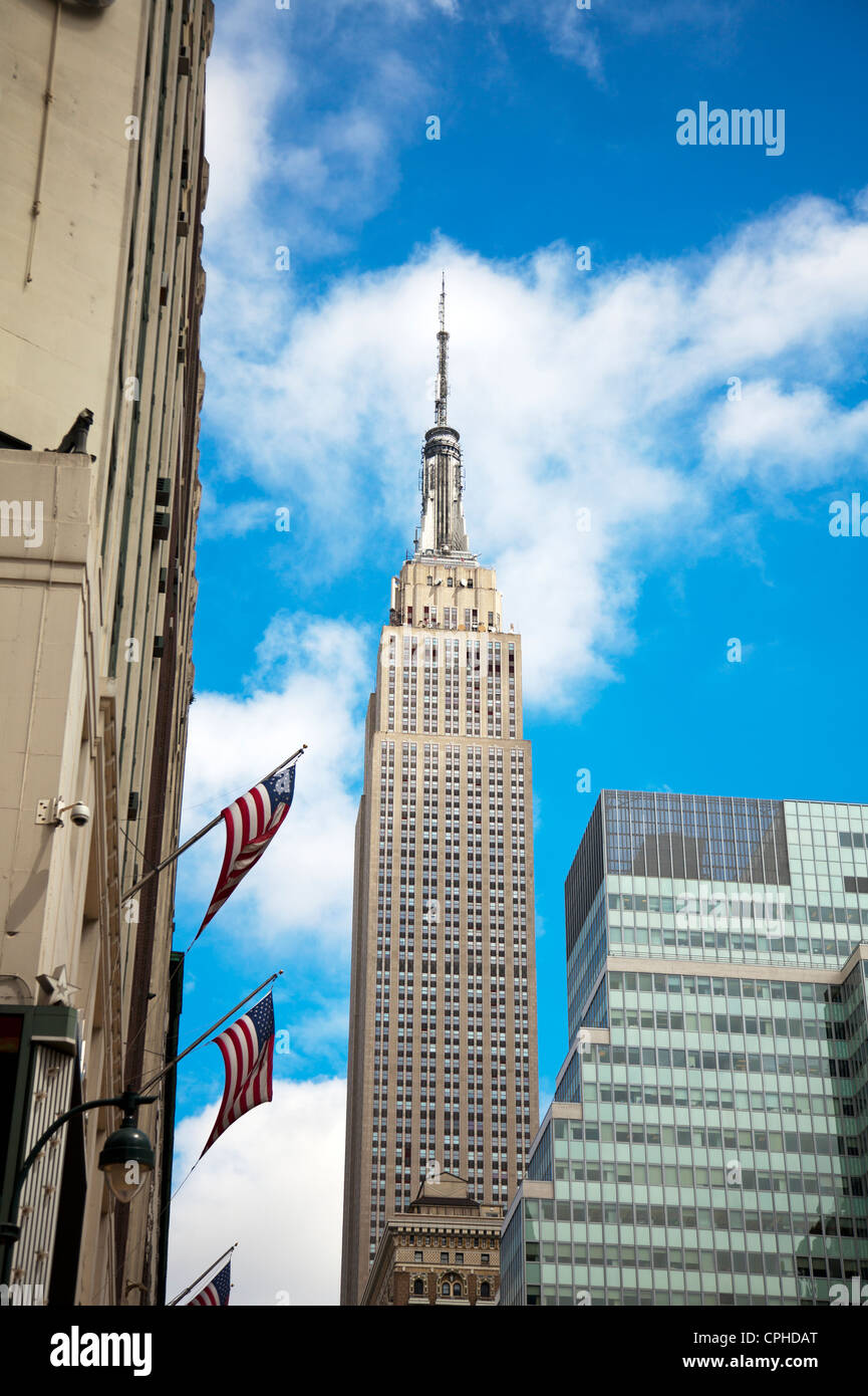 Empire State Building, Fifth Avenue, Manhattan, New York City, NY, USA avec American flag flying à côté extérieur du bâtiment Banque D'Images