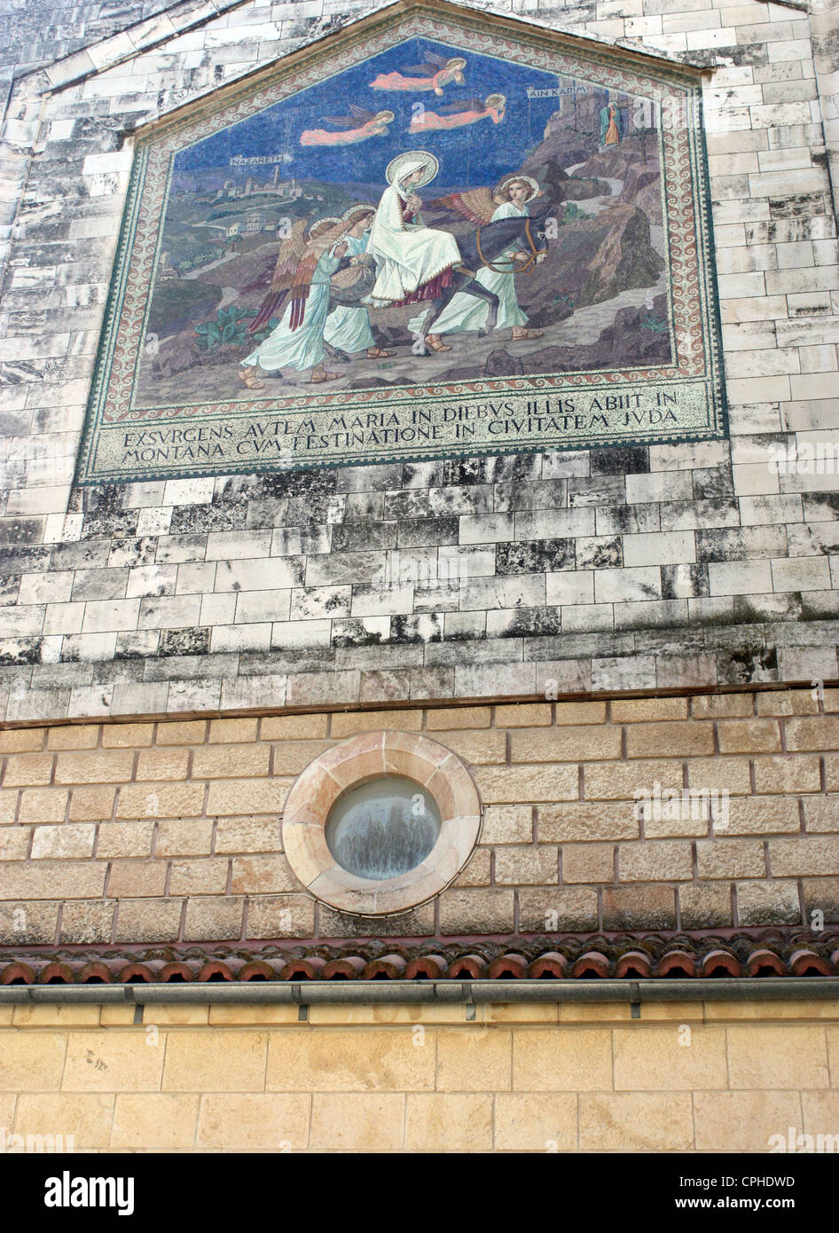 L'image est une peinture murale sur l'église De visite à Ain Karim à la périphérie de Jérusalem qui commémore la visite de Marie Banque D'Images L'image est une peinture murale sur l'église De visite à Ain Karim à la périphérie de Jérusalem qui commémore la visite de Marie Banque D'Images