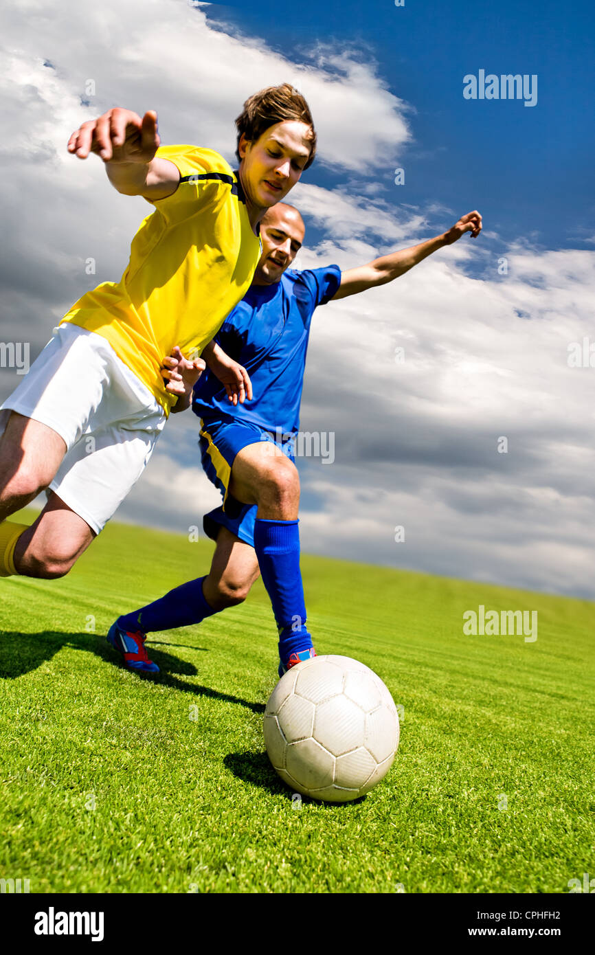 Deux joueurs de football de l'équipe adverse sur le terrain Banque D'Images