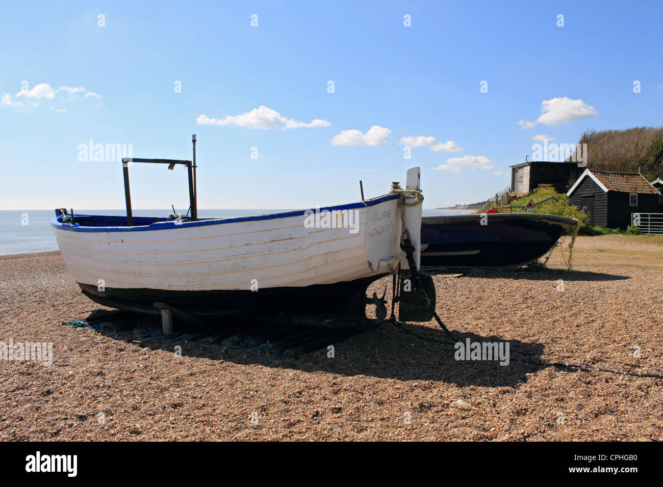 Bateau de pêche sur la plage de Dunwich Suffolk Angleterre UK Banque D'Images