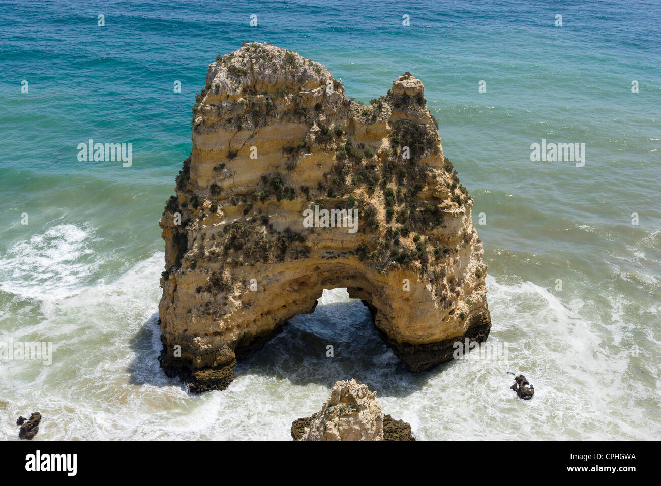 Rock sur la côte près de Ponta da Piedade près de Lagos, Algarve, Portugal Banque D'Images