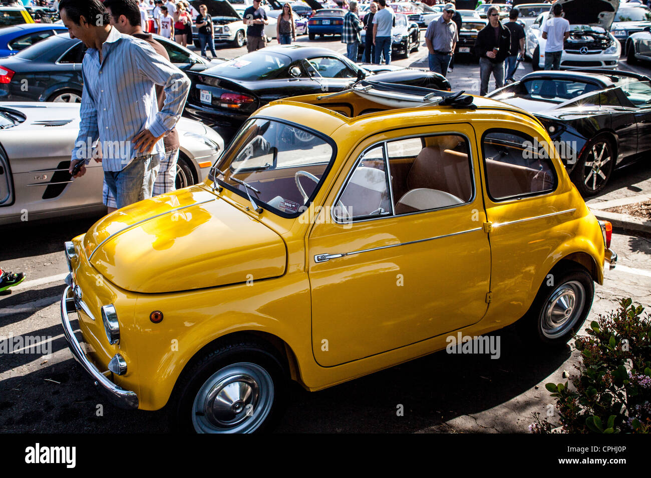 Une Fiat 500 de Super voiture dimanche à Woodland Hills en Californie qui a lieu tous les dimanches matin Banque D'Images