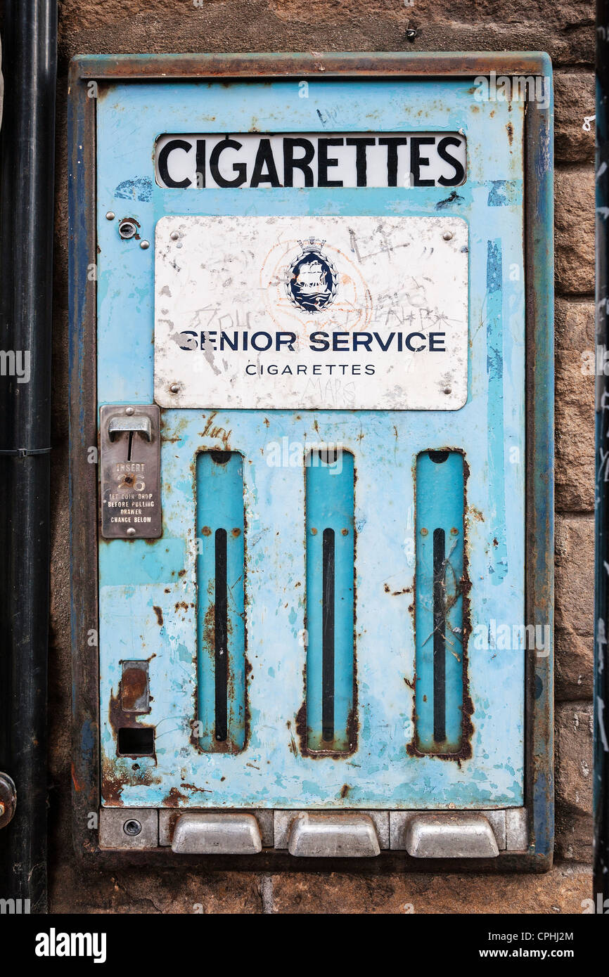 Un vieux mur monté les joueurs Senior Service distributeur automatique de cigarettes, la Grande-Bretagne. Banque D'Images