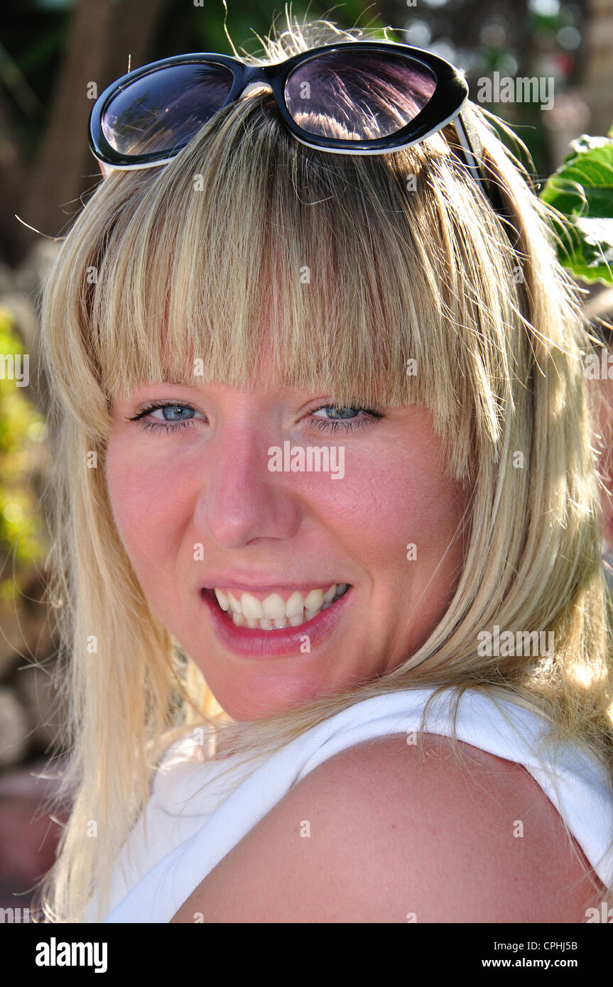 Young woman smiling, Talayot Apartments, Cala'n Blanes, Minorque, Iles Baléares, Espagne Banque D'Images