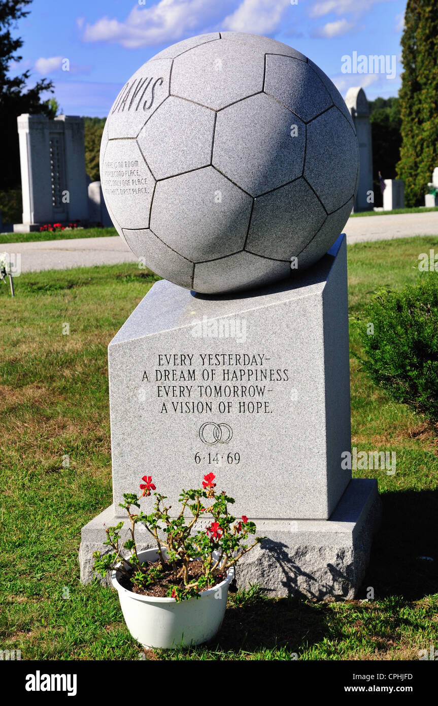 Pierre tombale en forme de ballon de soccer dans la région de Hope cemetery, Barre, Vermont Banque D'Images