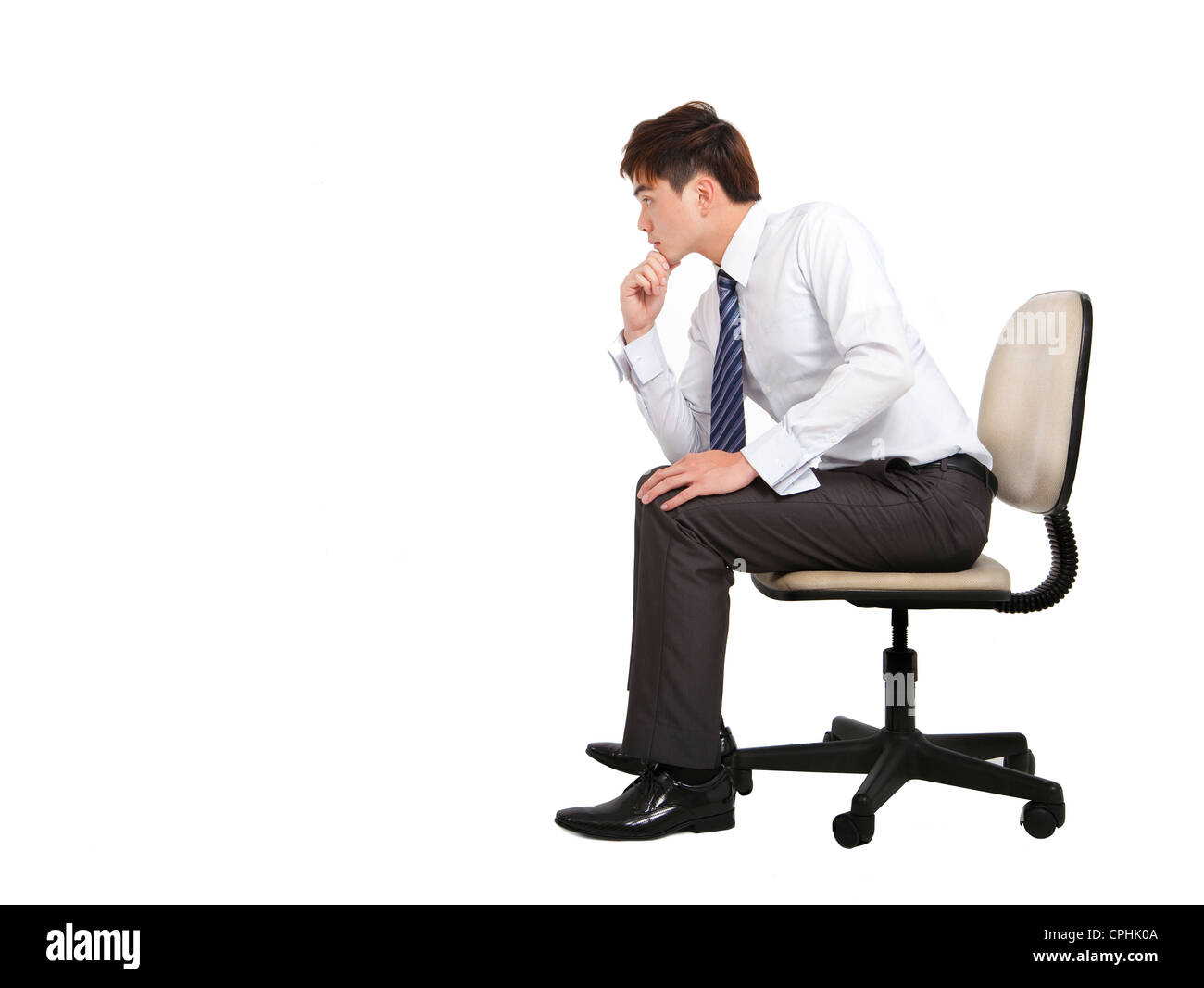 Businessman pensent et assis sur la chaise de bureau Banque D'Images