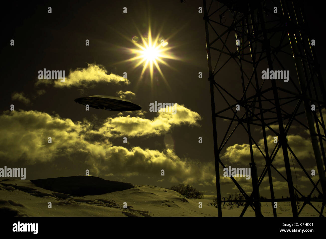 Ovni dans le ciel près d'une tour de communications avec l'éclairage étrange. Banque D'Images