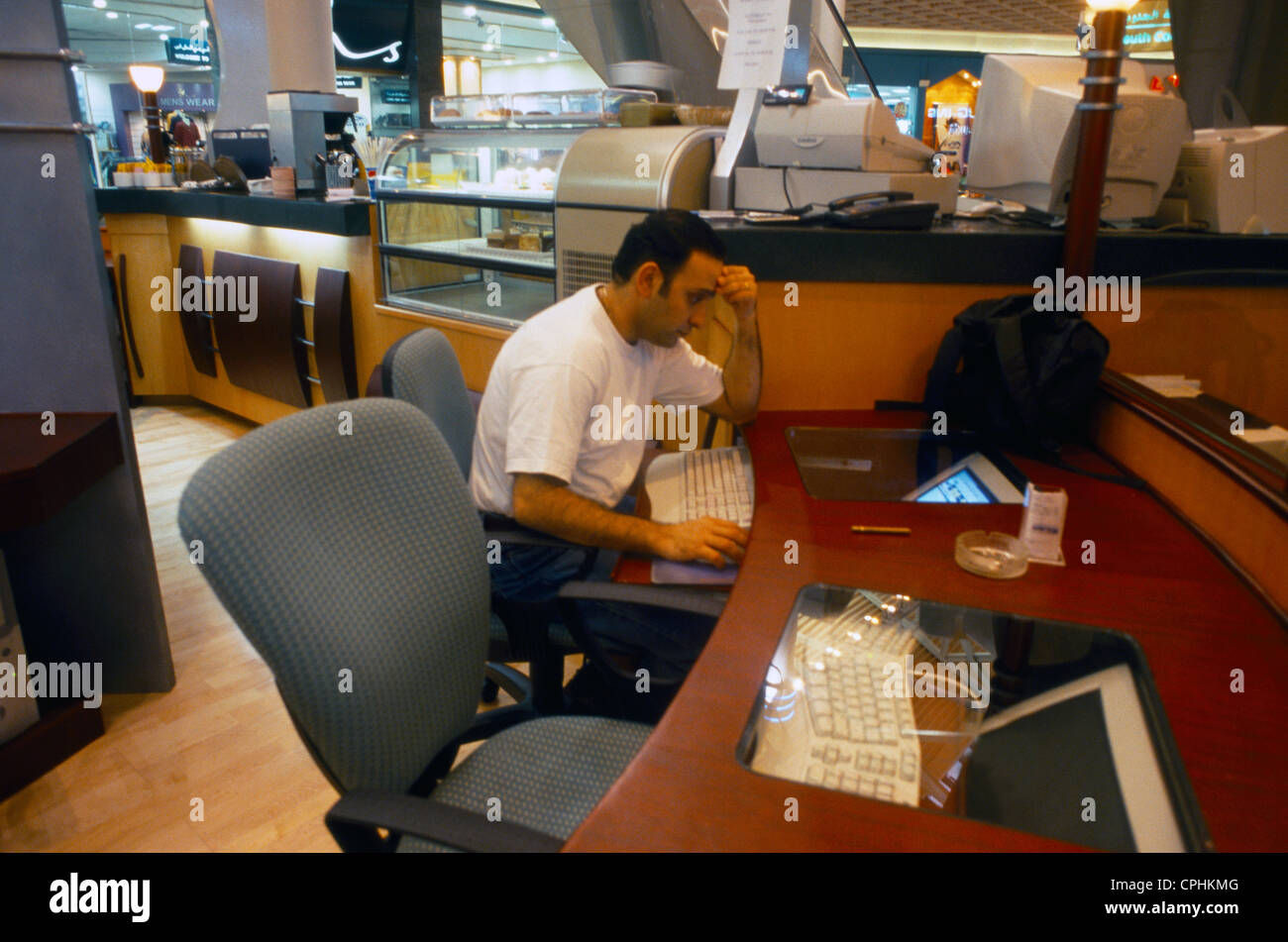 Dubai UAE centre commercial Burjuman Man dans Internet Cafe Banque D'Images