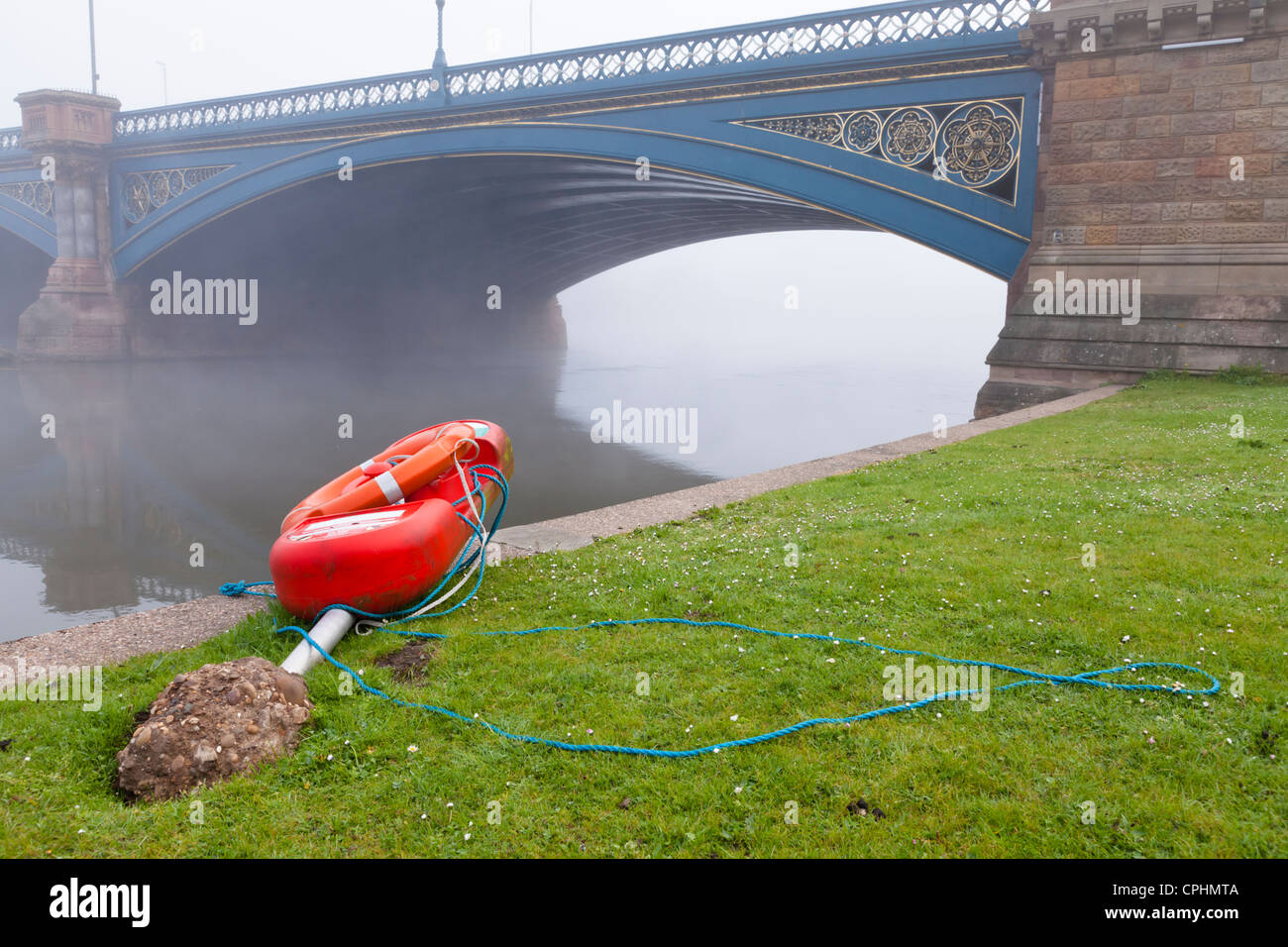 Le vandalisme de l'équipement de sécurité. Une bouée vandalisée par la rivière Trent, Lancashire, England, UK Banque D'Images