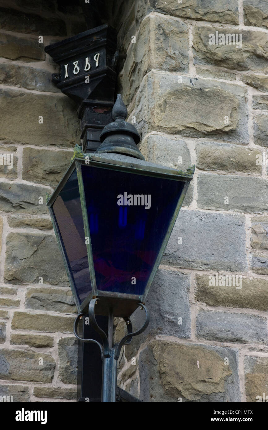 Vieille lampe bleue sur un poste de police 1869 Banque D'Images