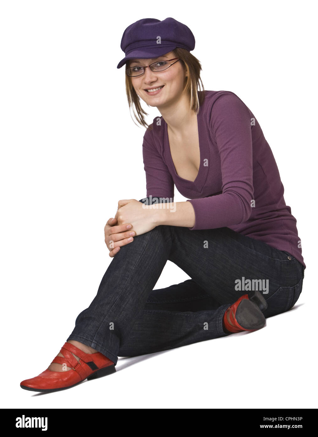 Jeune femme avec chapeau violet et verres de l'emplacement isolé sur un fond blanc. Banque D'Images