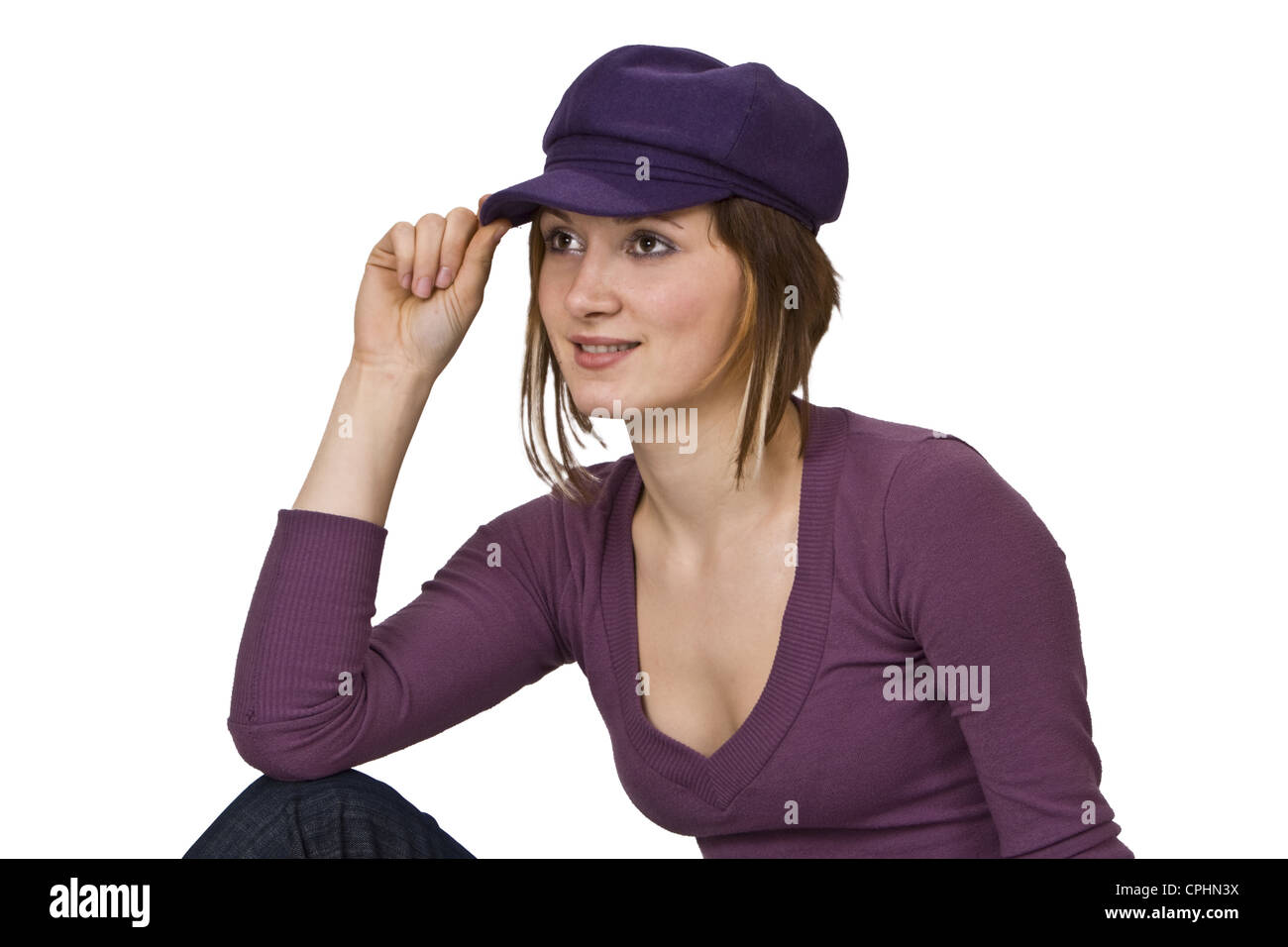 Portrait d'une jeune femme avec un chapeau violet isolé sur un fond blanc. Banque D'Images