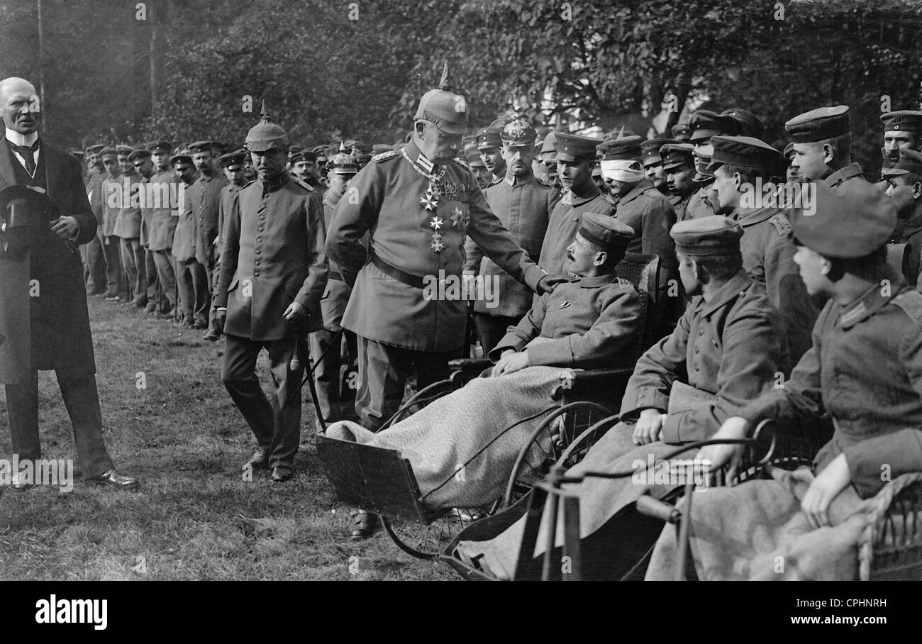 Paul von Hindenburg Visites soldats blessés pendant la Première Guerre mondiale Banque D'Images