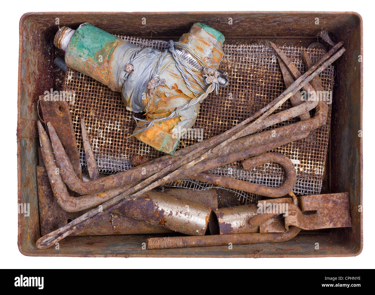La boîte de métal en fer rouille ancienne rétro avec des outils. Isolé Banque D'Images