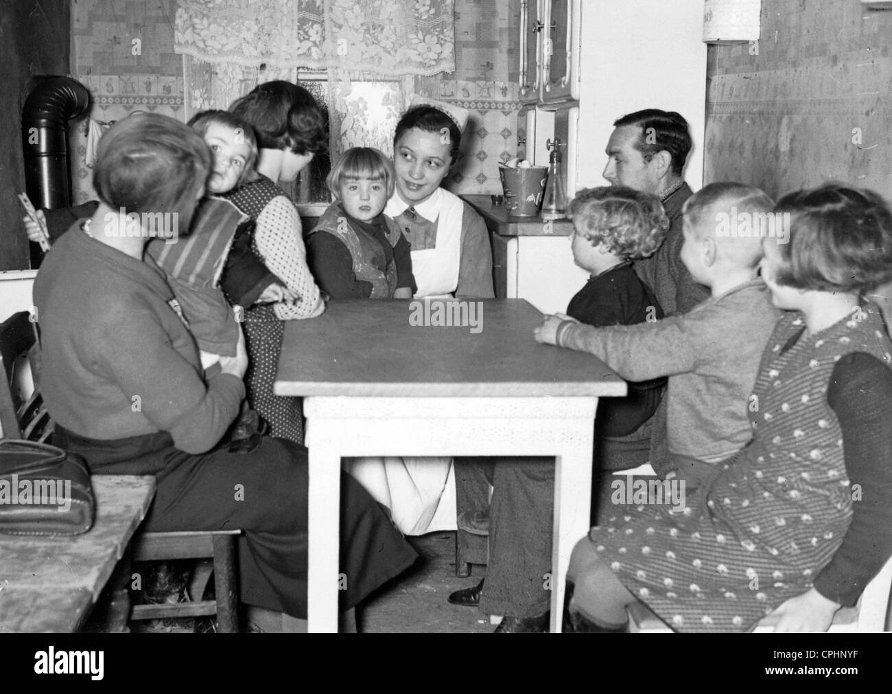 Infirmière avec une grande famille, 1936 Banque D'Images